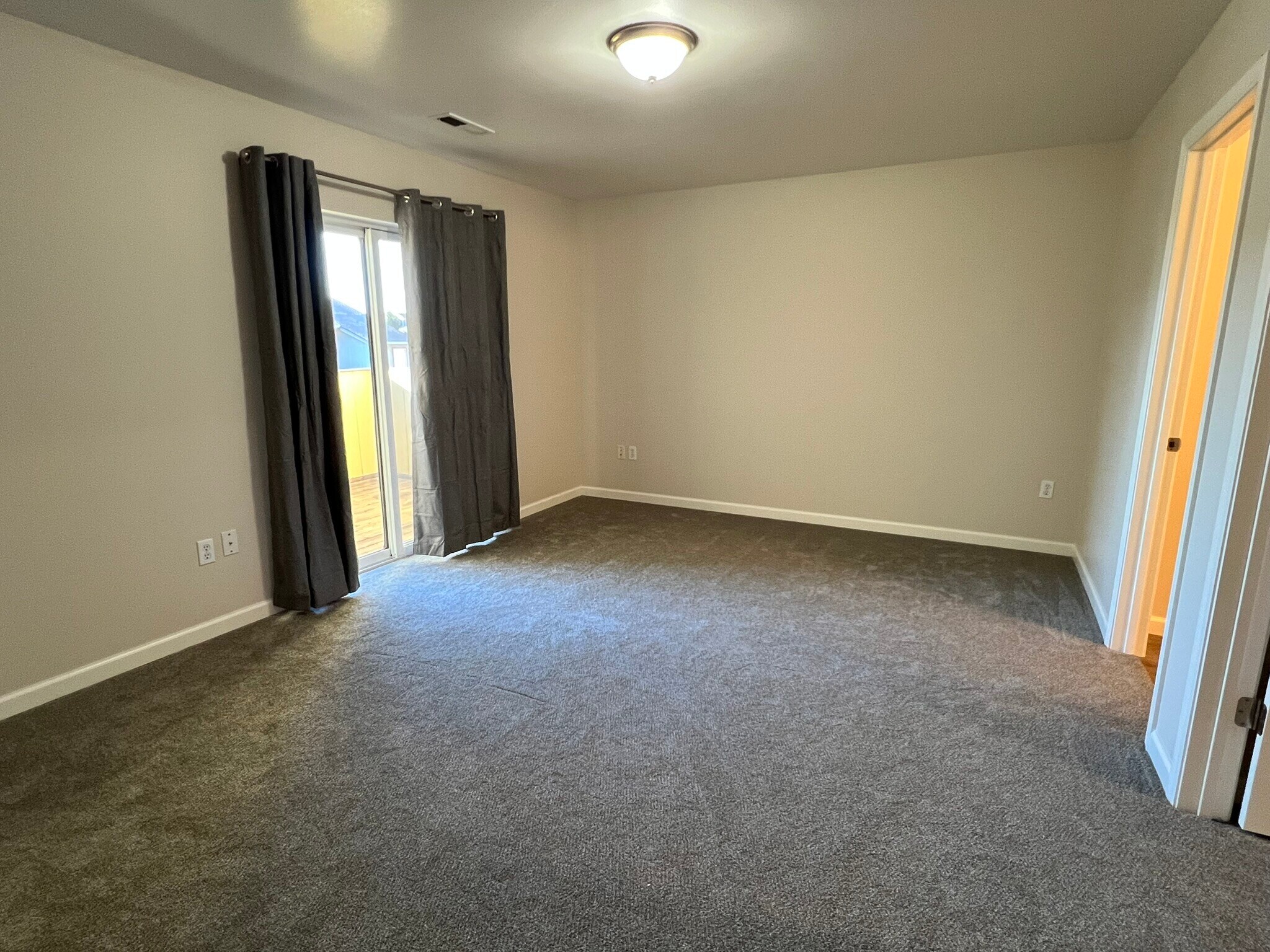 Building Photo - 5553 Glenridge Way