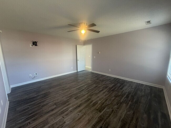 Building Photo - 3560 Oleander Dr
