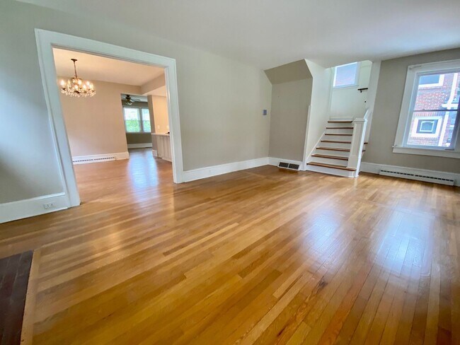 Building Photo - North Asheville - Renovated 1020's Charmer!