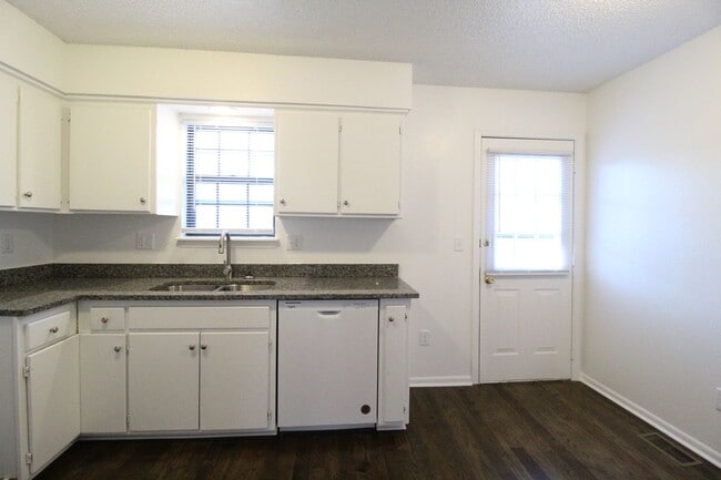 Building Photo - February FREE On This Updated 3 Bedroom 2 Bath Duplex in Olathe