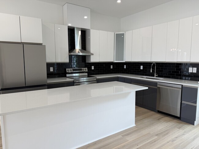 Building Photo - 105 Hart Ln