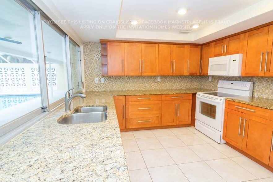 Building Photo - 1384 SW 14th Ave