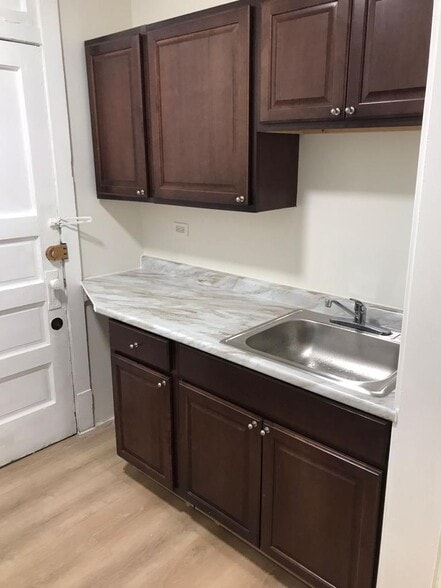 Building Photo - 3412 W Foster Ave