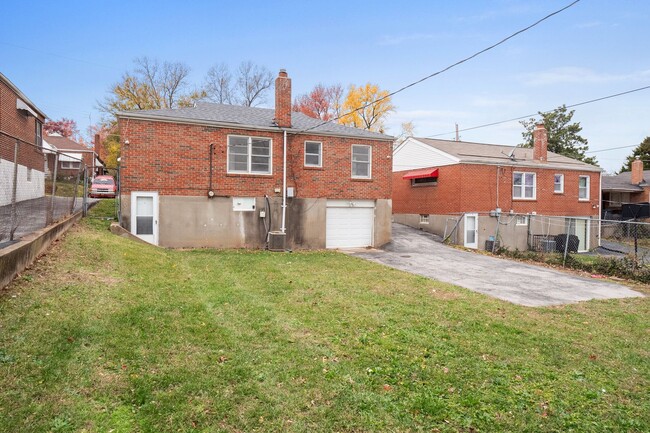 Building Photo - Single Family 3 bedroom 1 Bath w/ Finished...