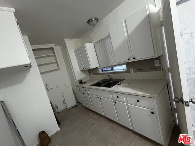 Building Photo - 7208 S La Cienega Blvd