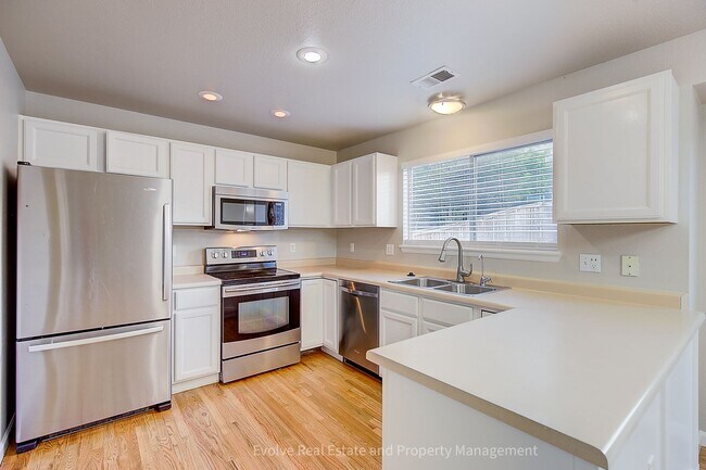 Building Photo - 9641 Cove Creek Dr