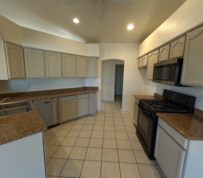 Building Photo - 2112 E Desert Lakes Dr