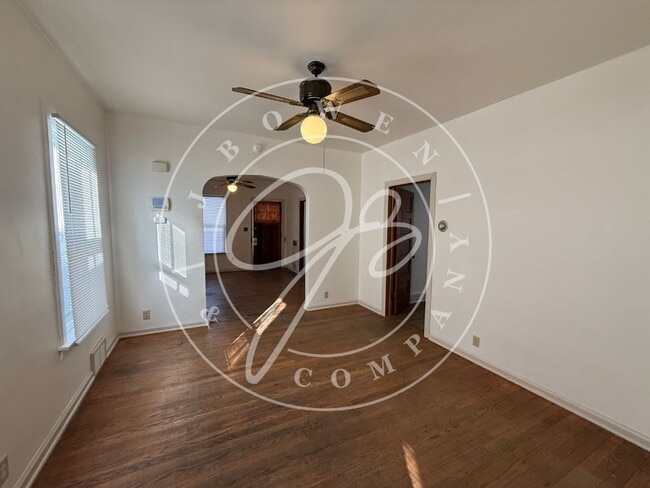 Building Photo - Cozy 2-Bed Home with Gleaming Hardwood Floors in Toledo!