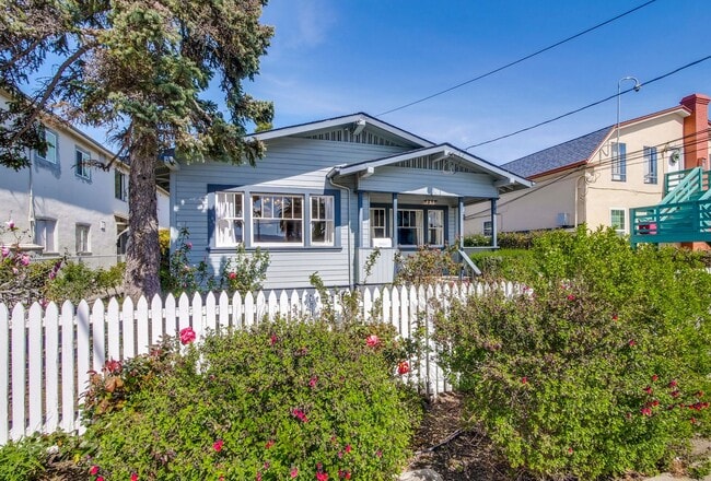 Building Photo - Updated Bungalow located in Downtown Redwood City & 15 miles from SF International Airport