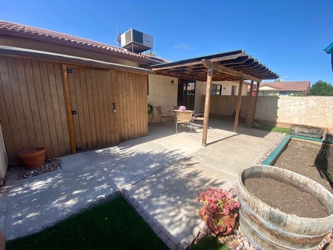 Building Photo - REMODELED TOWNHOME FOR RENT!