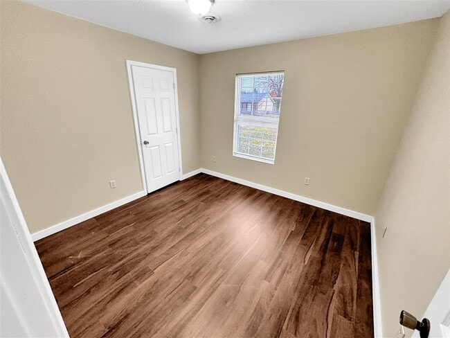 Building Photo - 403 E 7th St