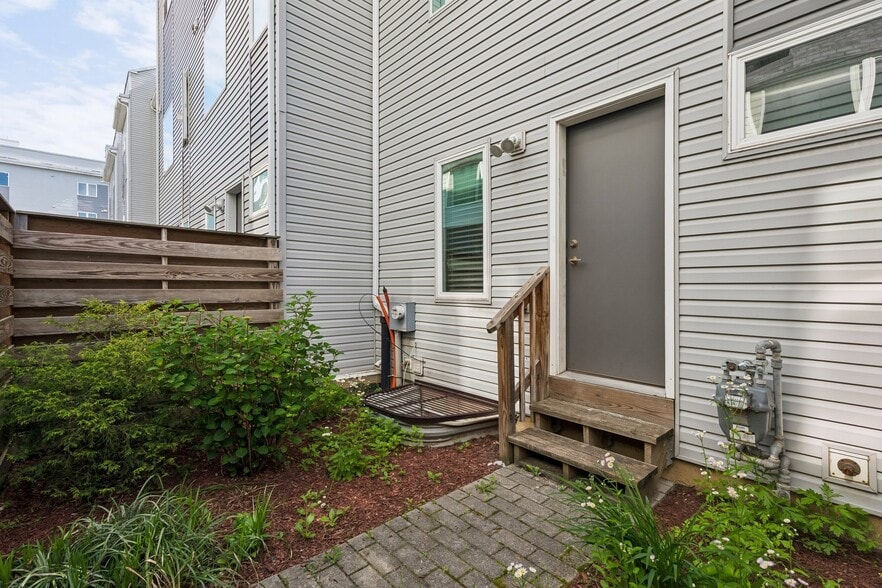 Building Photo - 1628 N 5th St