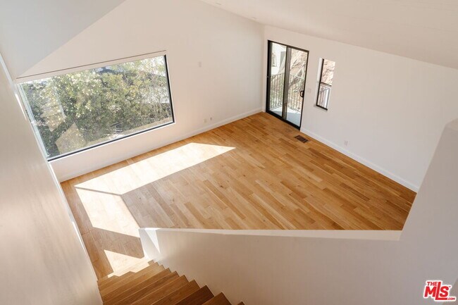 Building Photo - 1355 Bobolink Pl