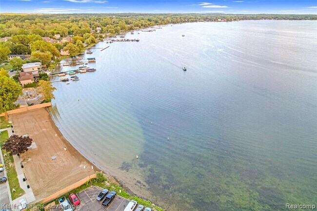 Building Photo - 855 S Pontiac Trail