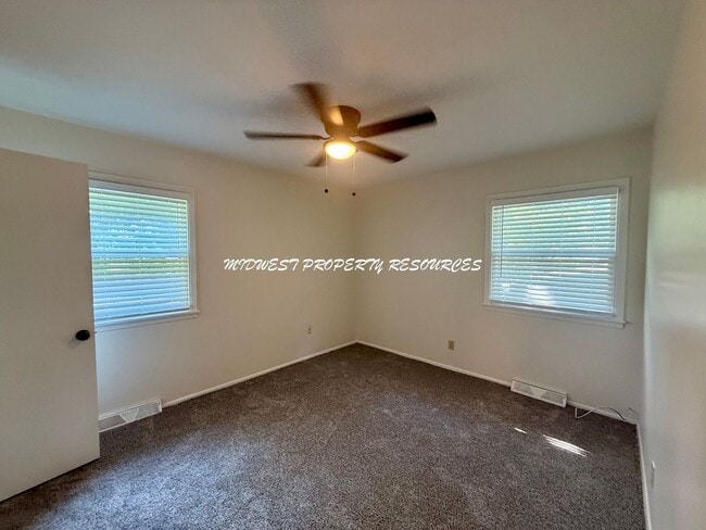 Building Photo - Adorable side by side split with brand new...