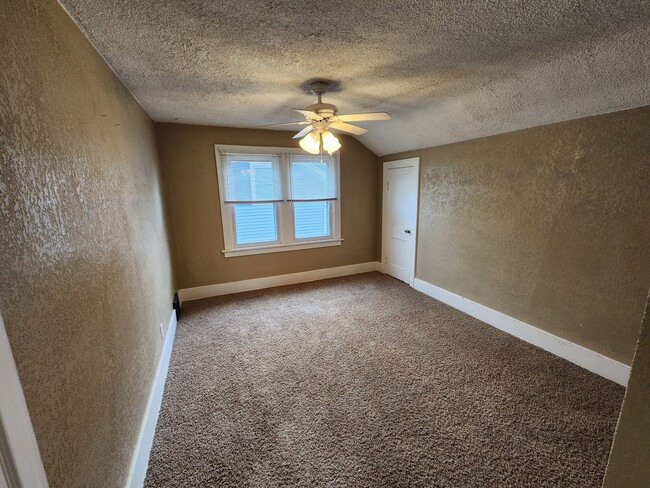 Building Photo - Charming 2 Bedroom House
