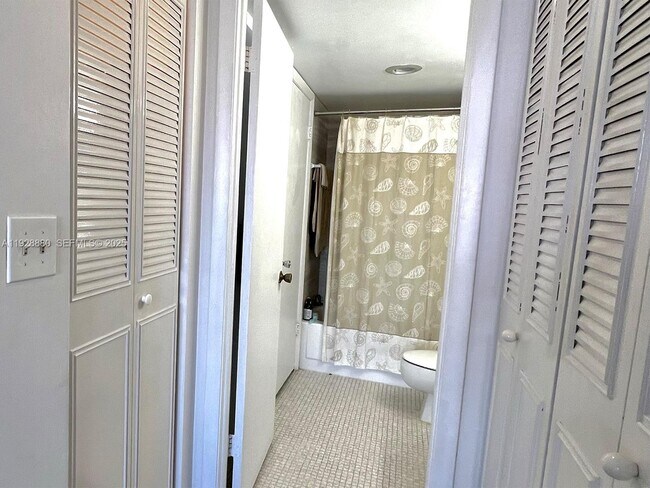 Building Photo - 1300 NE Miami Gardens Dr