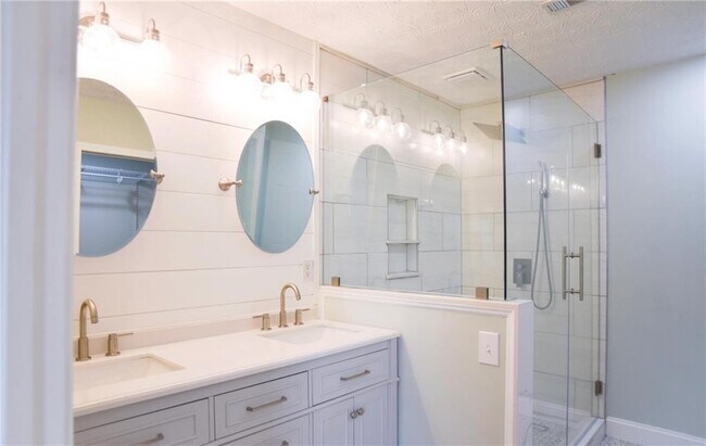 Building Photo - 6616 Splashwater Dr