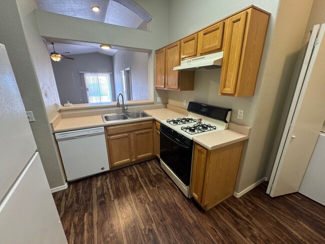 Building Photo - 3 Bedroom - 2 Bath - 1285 Sq. Ft.  - 2 Car Garage - Marana