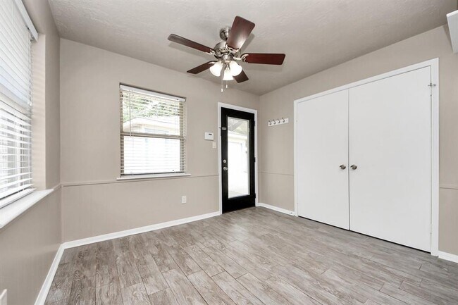 Building Photo - 23223 Canyon Lake Dr