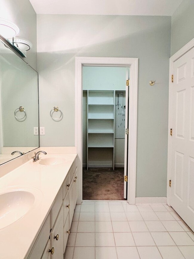 Building Photo - Gorgeous One Level Home in Chapel Hill