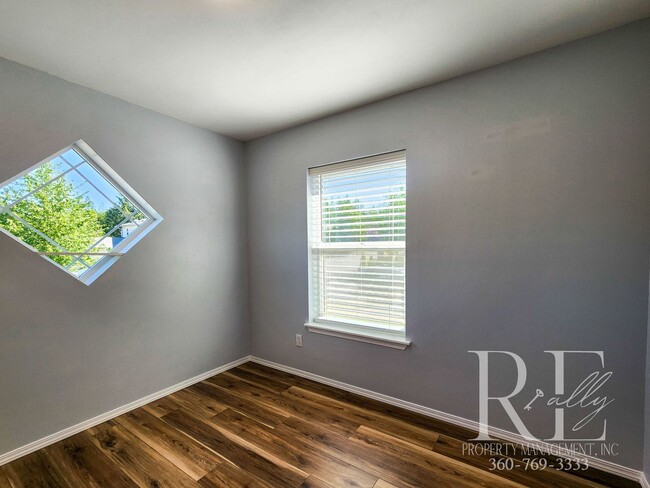 Building Photo - Inviting Poulsbo Home with Open Layout, Fe...
