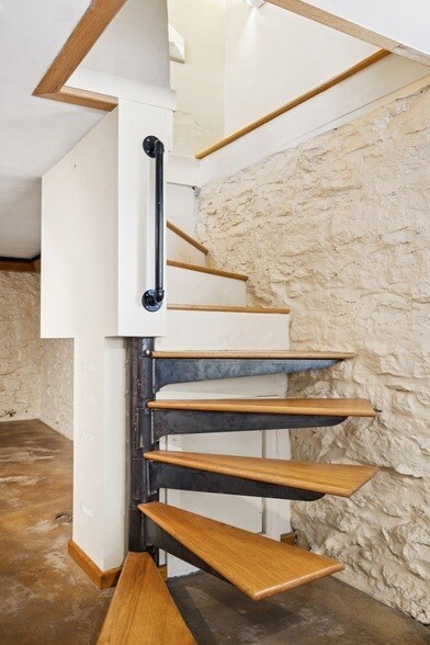 Building Photo - 1604 17th Ave S