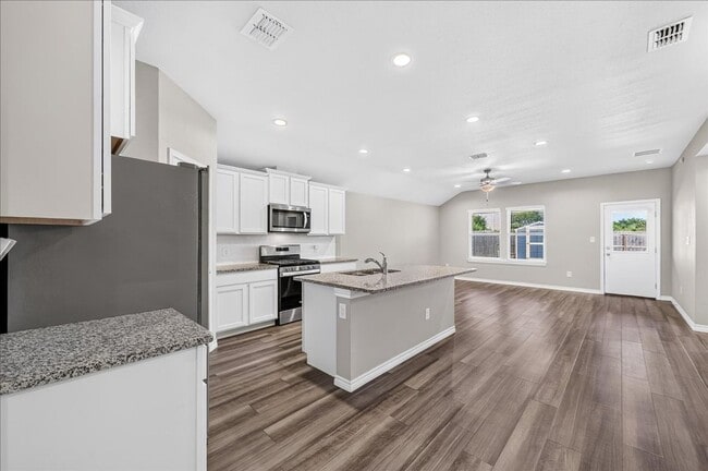 Building Photo - 8133 Cattlemen Dr