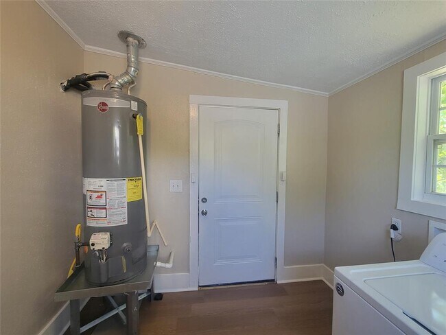 Building Photo - 2406 Huldy St