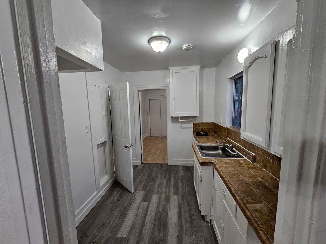 Building Photo - 713 1/2 West 57th Street