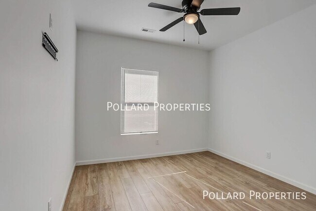 Building Photo - 517 Parkview Dr