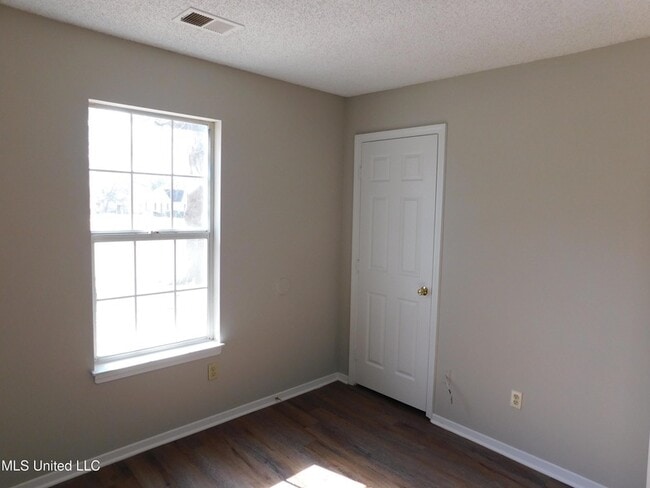 Building Photo - 5820 Briarwood Dr