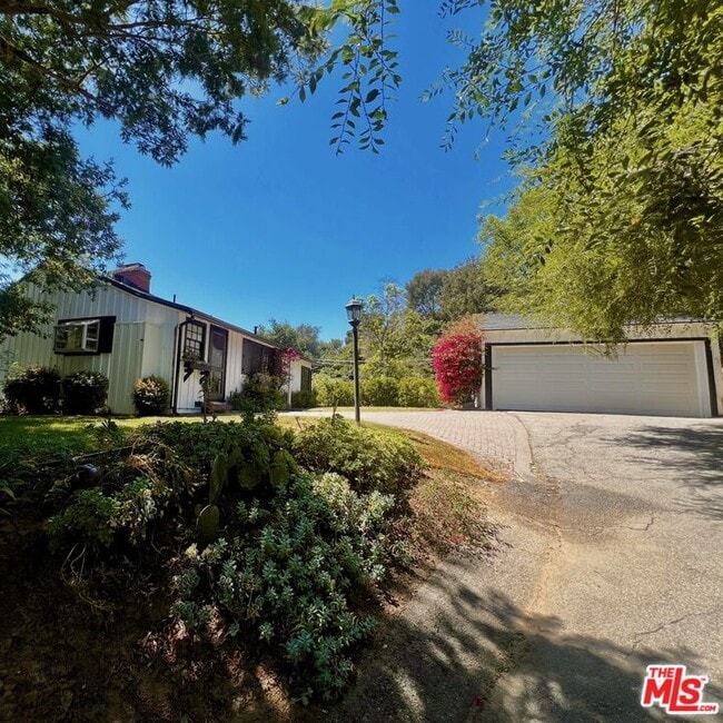 Building Photo - 2828 Laurel Canyon Pl