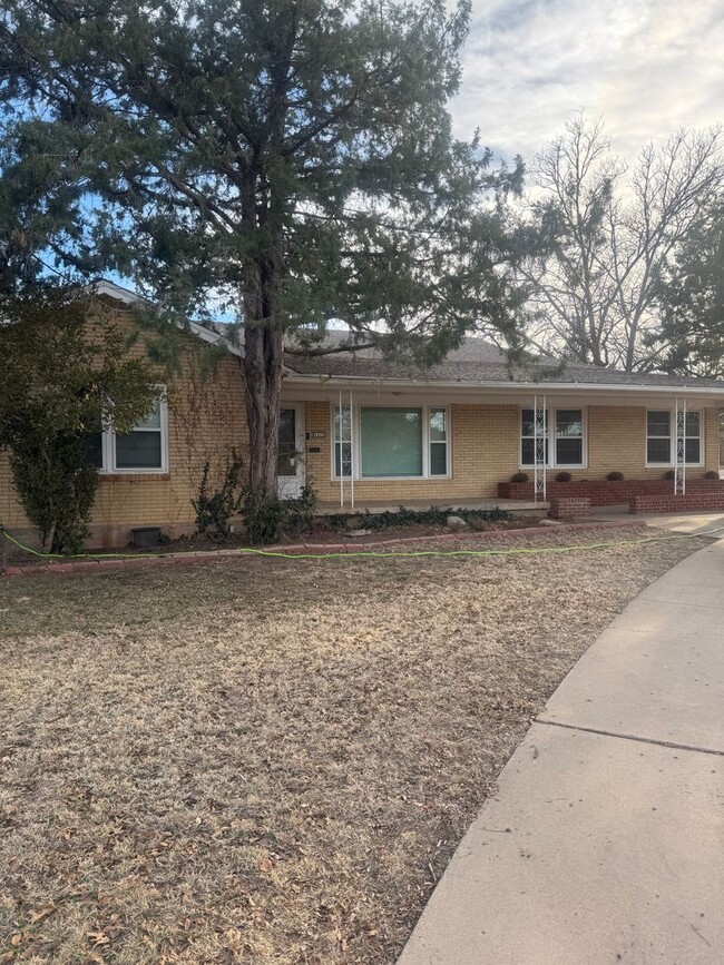 Primary Photo - 3bedrooms 2 living rooms 2bathroom 2car ga...