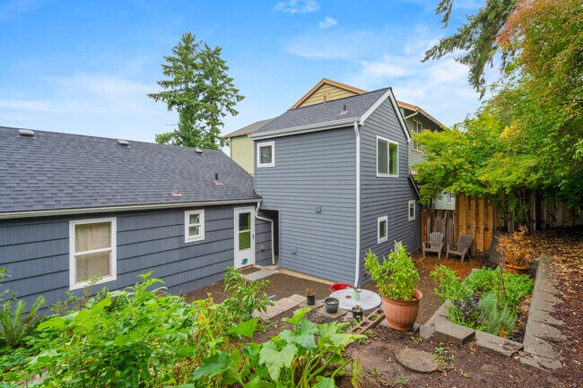 Building Photo - 6718 SW 36th Ave