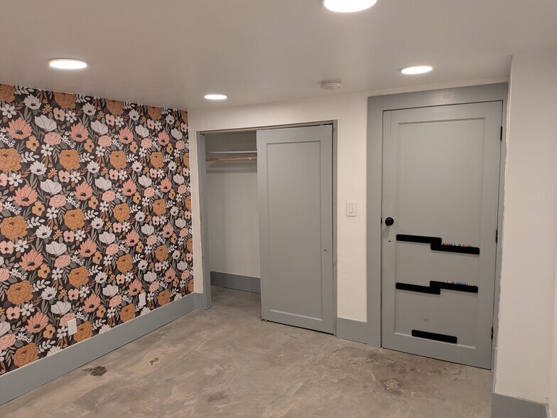 Flower bedroom - 2405 NE 49th Ave