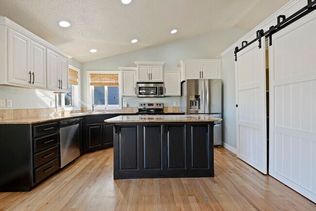 Building Photo - 4bed, 2.5bath, 2,085sq.ft. home in Creeksi...