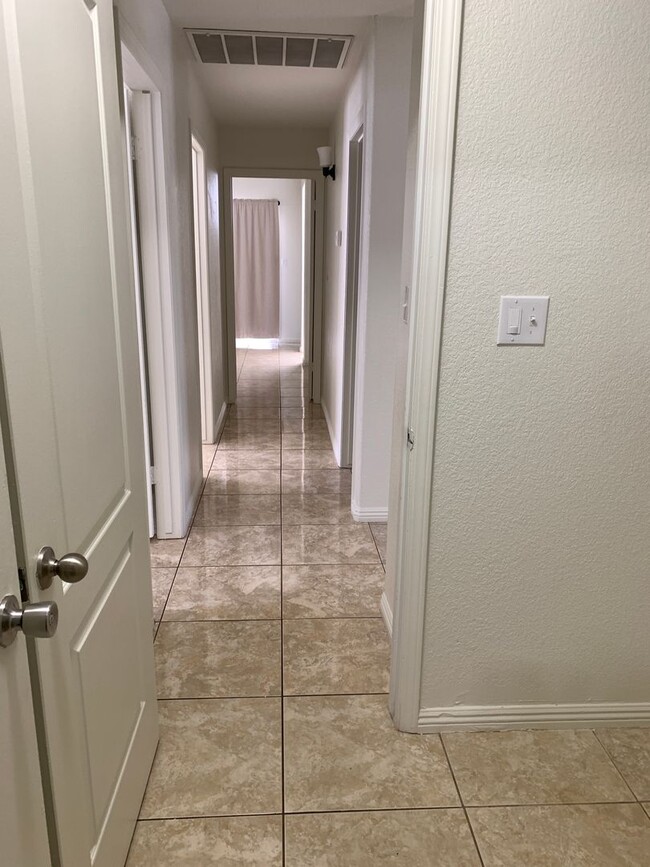 Building Photo - Beautiful home in SW Bakersfield W/Solar a...