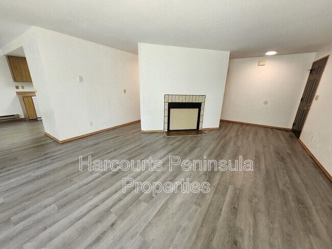 Building Photo - 6465 Lewis Dr NE