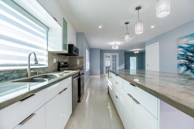 Building Photo - 3425 SW 69th Ave