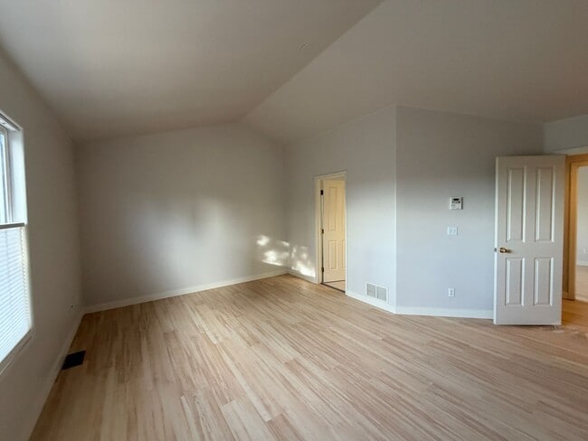 Building Photo - Premier Location!