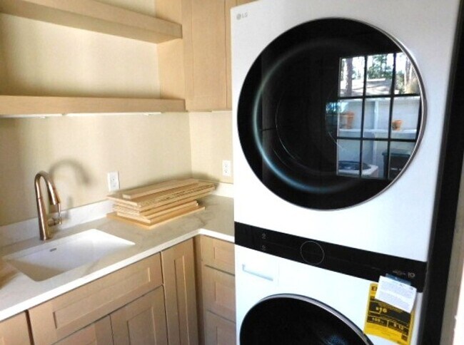 Building Photo - Lovely Remodeled Home In Hilton Head Plantation