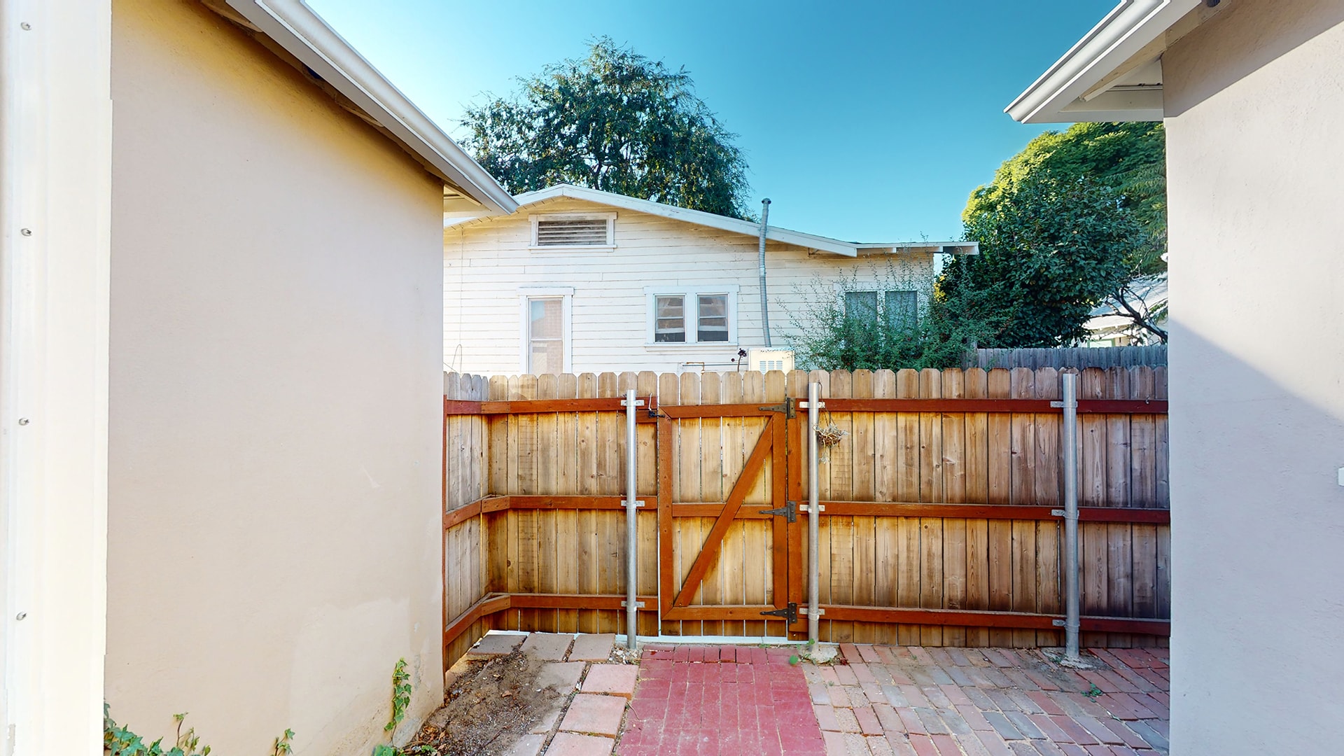 Dining Room Side Yard - 587 Prescott St