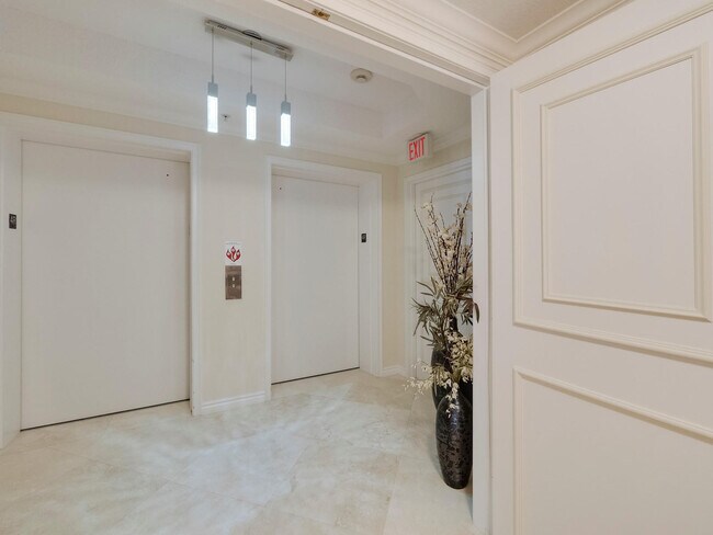 Building Photo - 700 Ocean Royale Way