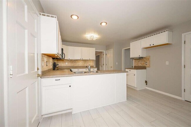 Building Photo - 151 Lakeside Dr NW