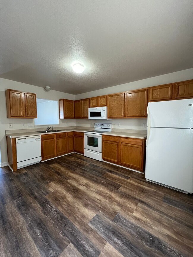 Building Photo - 106 Streamwood Dr