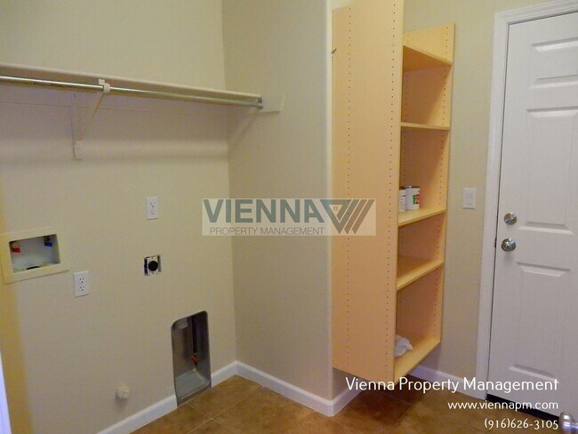 Building Photo - 2166 Fawndale Ln