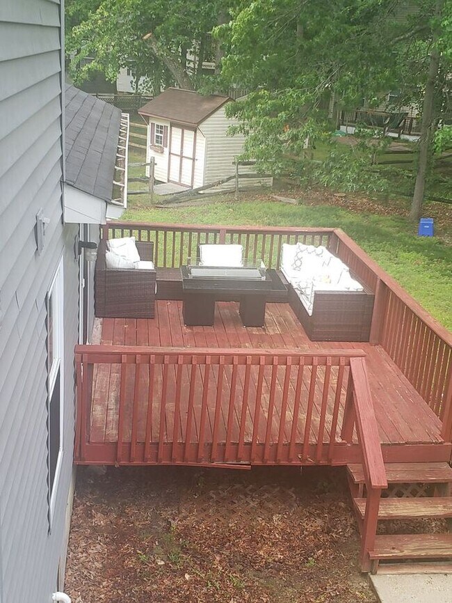 Building Photo - Charming 3-Bedroom, 2.5 Bath SFH with Fron...