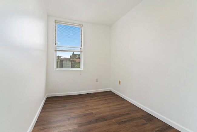 Building Photo - SCORE 1ST MONTH'S RENT FREE IF SIGNED BY DEC 24! Beautiful 2 Bedroom home in South side available...