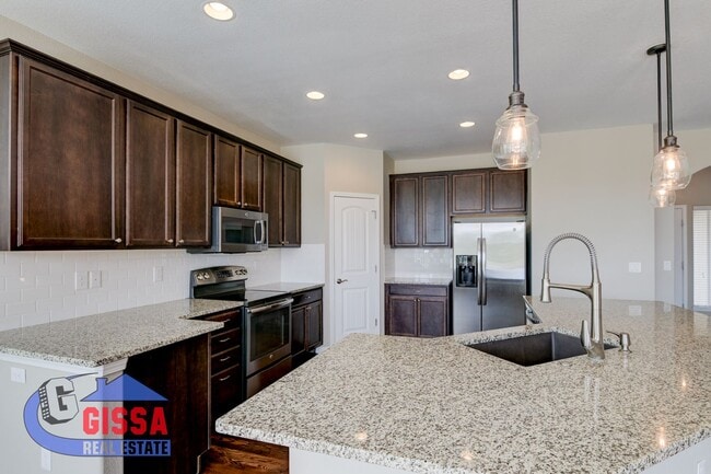 Building Photo - Beautiful home with 5 bedrooms, 4 bathroom...
